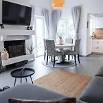 New Cosy With Private Parking *