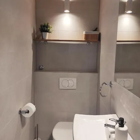 New Cosy With Private Parking Apartment