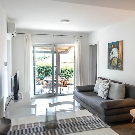 Апартаменты New Cosy With Private Parking *