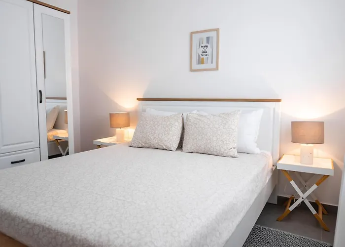 Lägenhet New Cosy With Private Parking